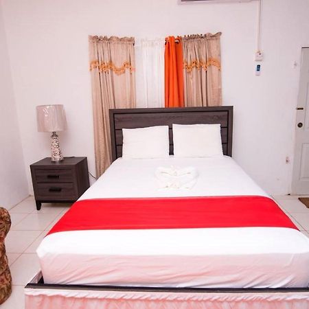 Suzette Guesthouse Accommodations Saint Maryʼs エクステリア 写真
