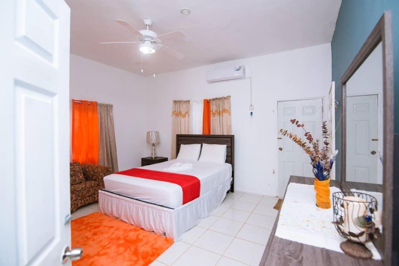 Suzette Guesthouse Accommodations Saint Maryʼs エクステリア 写真