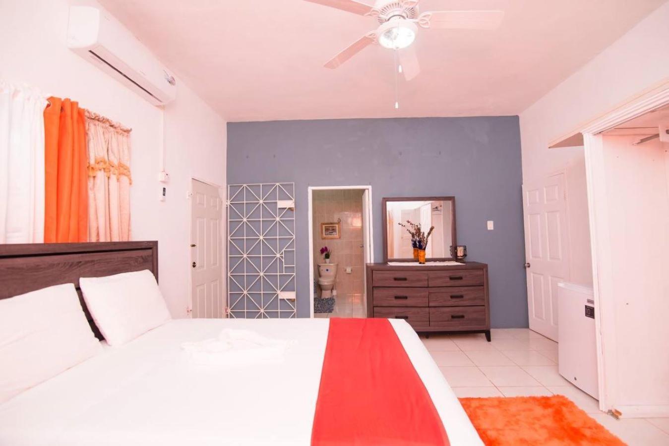 Suzette Guesthouse Accommodations Saint Maryʼs エクステリア 写真